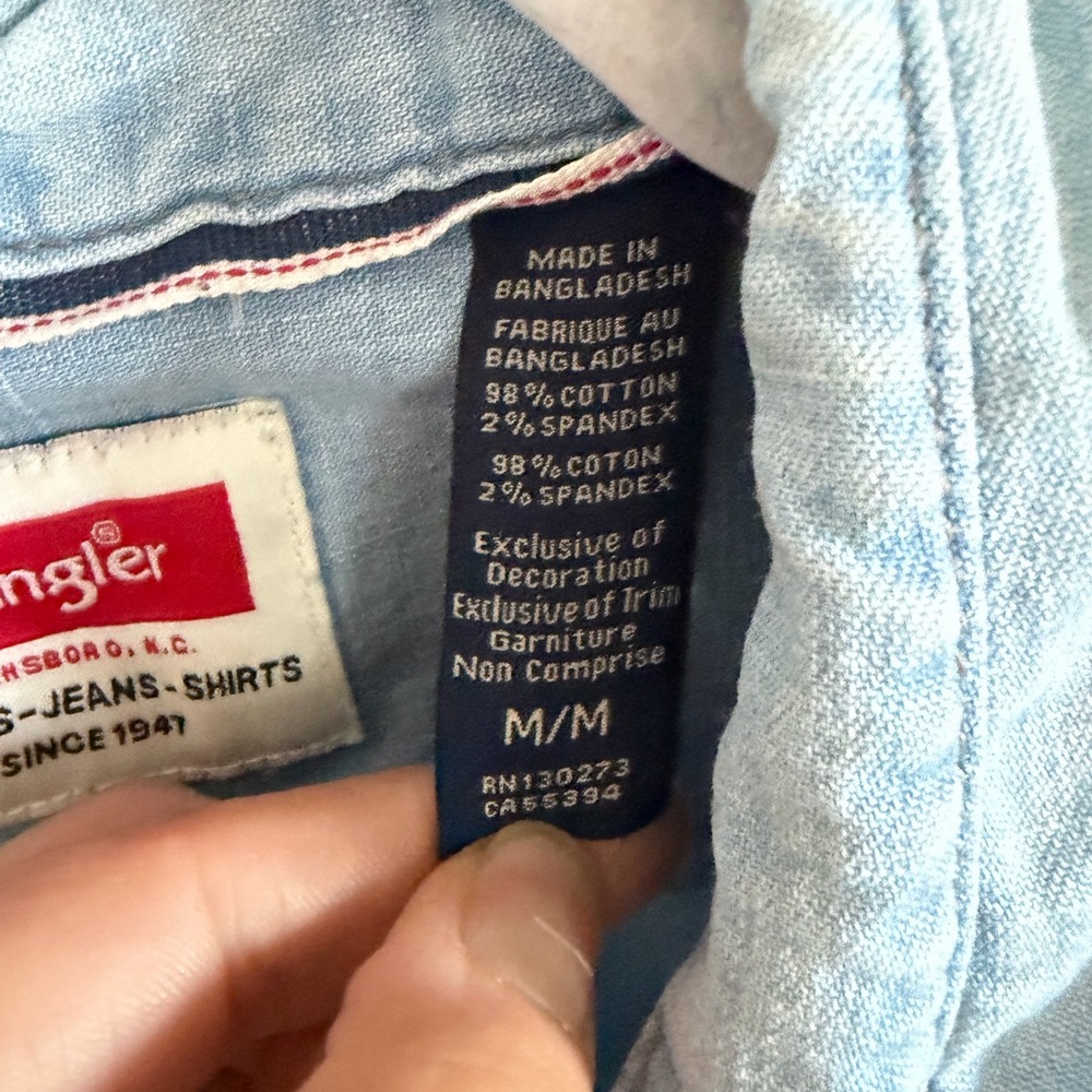 Vintage 90’s Wrangler Light Blue Denim Western Button-Down Shirt - Picture 5 of 6